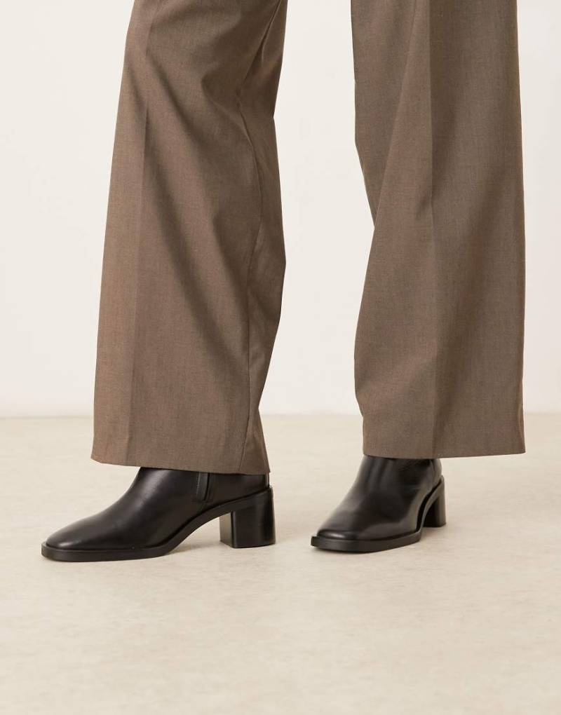 Calvin Klein - Spitze Stiefel in Schwarz mit Blockabsatz von Calvin Klein