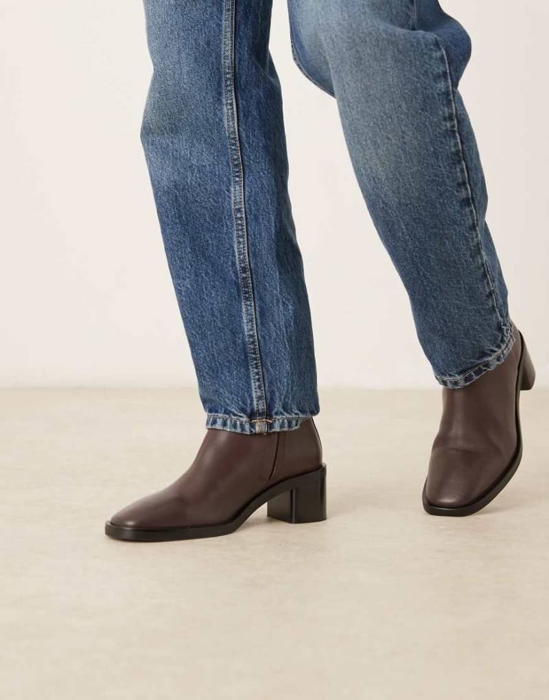 Calvin Klein - Spitze Stiefel in kräftigem Burgunderrot mit Blockabsatz von Calvin Klein
