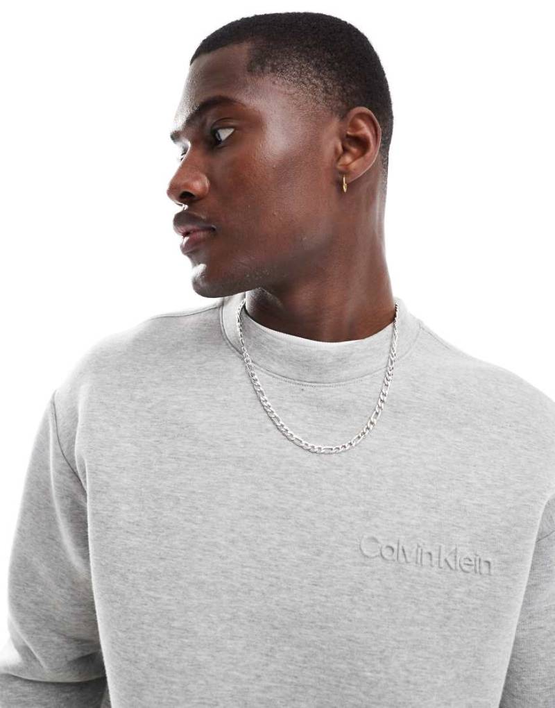 Calvin Klein - Sweatshirt in Grau mit geprägtem Logo von Calvin Klein