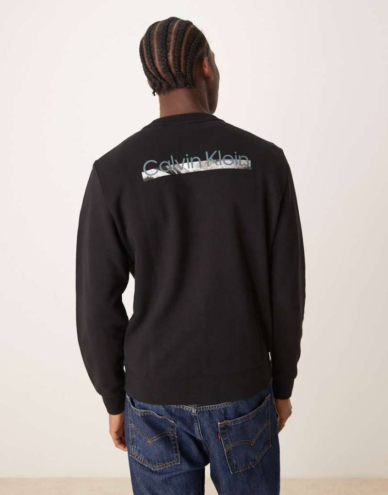 Calvin Klein - Sweatshirt in Schwarz mit Rückenprint von Calvin Klein
