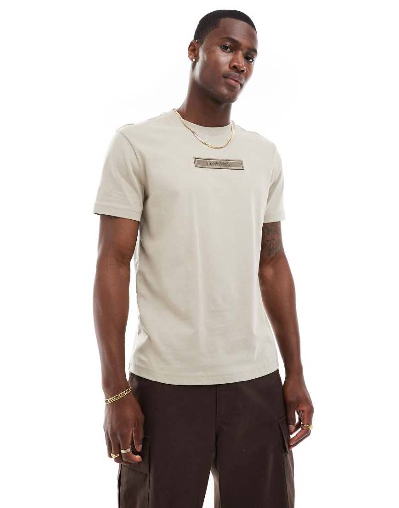 Calvin Klein - T-Shirt in Beige mit aufgesticktem Logo-Neutral von Calvin Klein