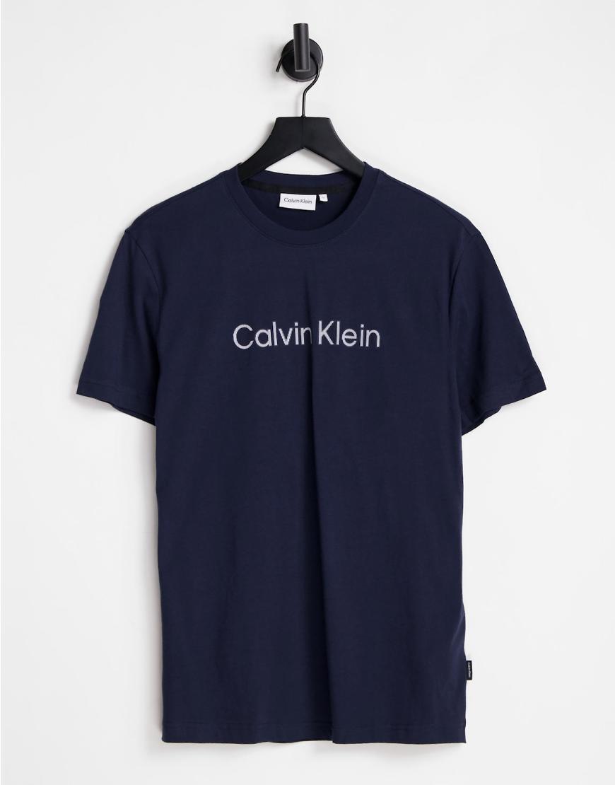 Calvin Klein - T-Shirt in Marineblau mit aufgesetztem, gestreiftem Logo von Calvin Klein