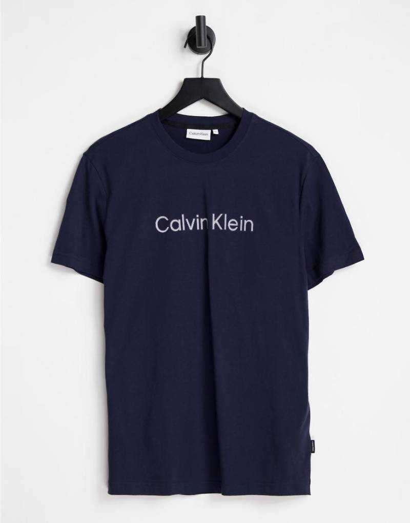 Calvin Klein - T-Shirt in Marineblau mit aufgesetztem, gestreiftem Logo von Calvin Klein