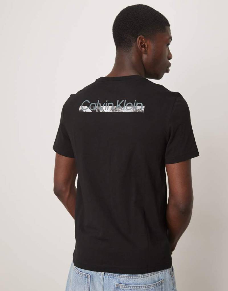 Calvin Klein - T-Shirt in Schwarz mit Rückenprint von Calvin Klein