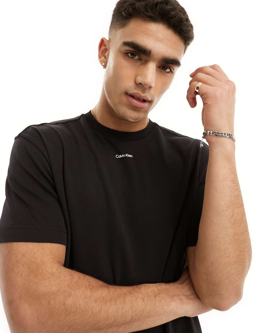 Calvin Klein - T-Shirt in Schwarz mit winzigem Logo von Calvin Klein