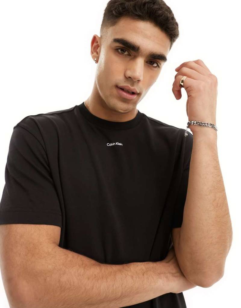 Calvin Klein - T-Shirt in Schwarz mit winzigem Logo von Calvin Klein