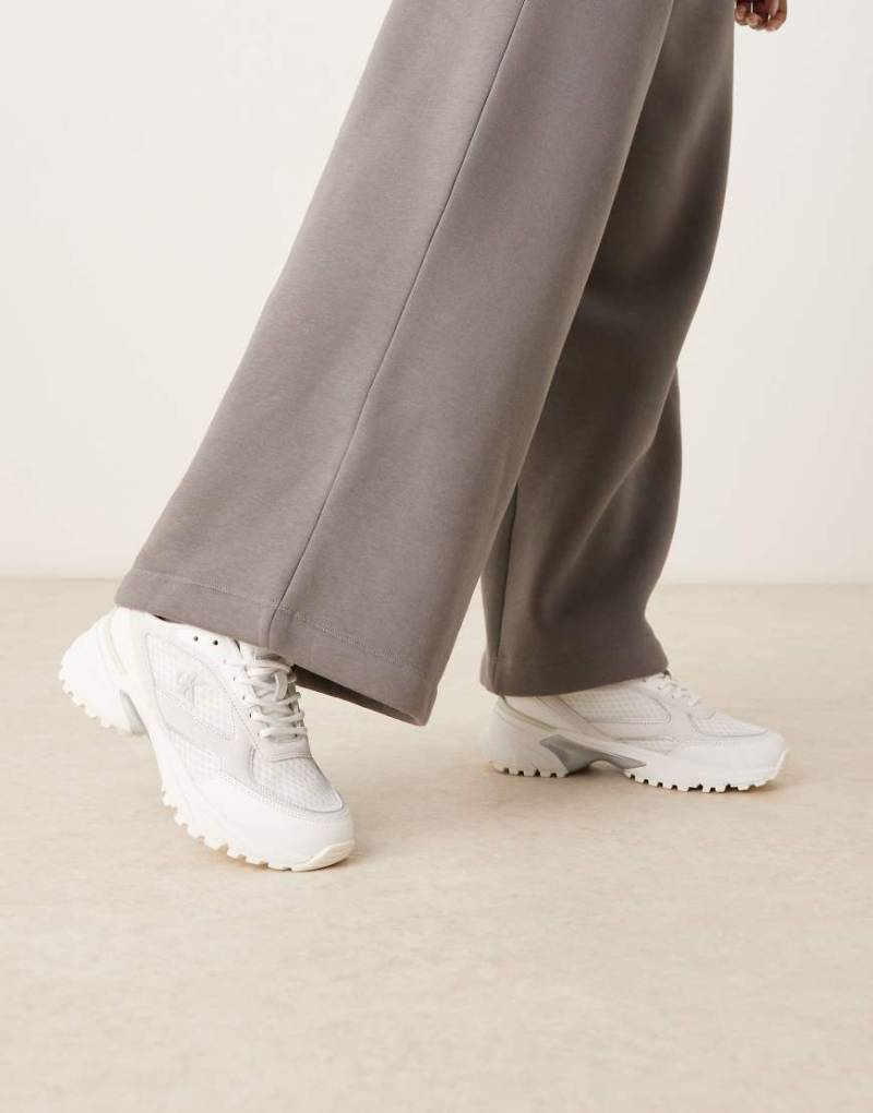 Calvin Klein - Tokyo - Runner-Sneaker in Weiß und Silber von Calvin Klein