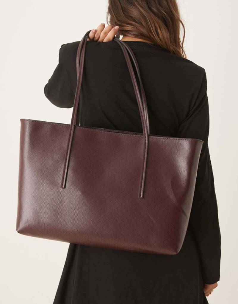 Calvin Klein - Tragetasche in Burgunderrot mit Logoprint von Calvin Klein