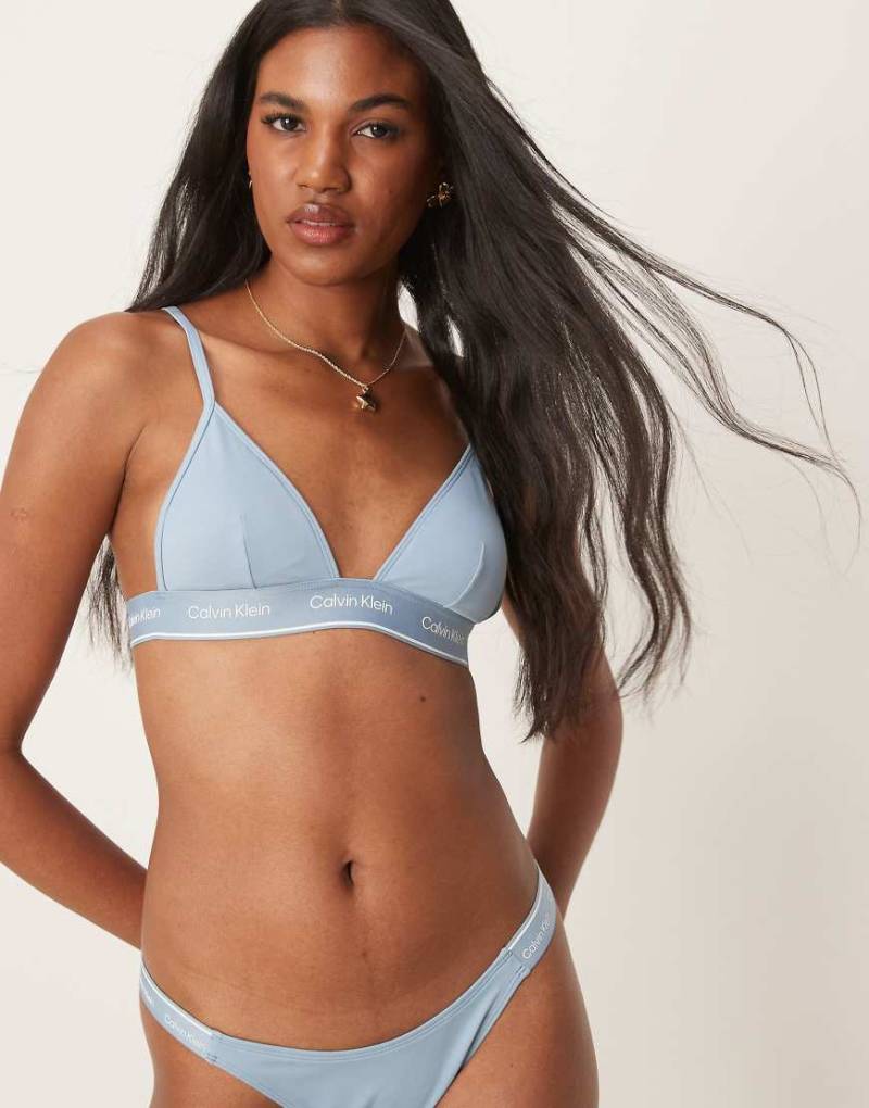 Calvin Klein - Triangel-Bikinioberteil in hellem Denimblau von Calvin Klein