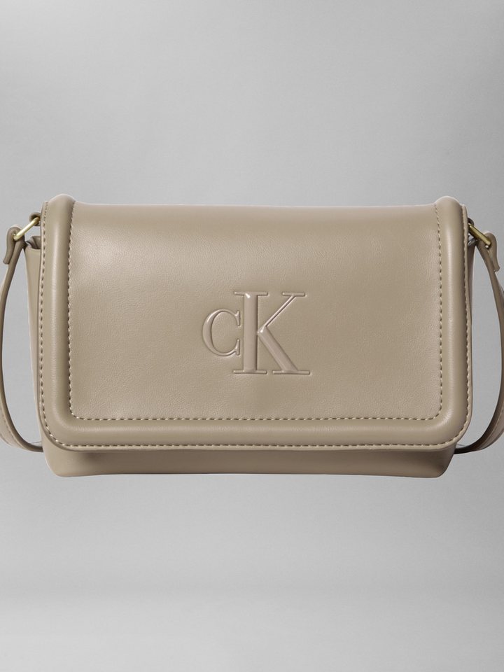 Calvin Klein Umhängetasche RAISED CK FLAP CROSSBODY, Damen-Schultertasche, Handtasche, kleine Abendtasche mit CK-Logo von Calvin Klein