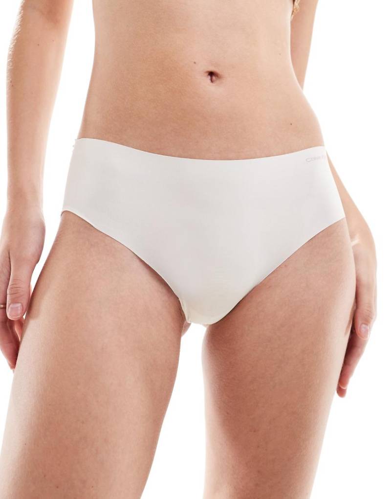 Calvin Klein - Invisibles - Sich nicht abzeichnender Hipster-Slip in Elfenbeinweiß von Calvin Klein