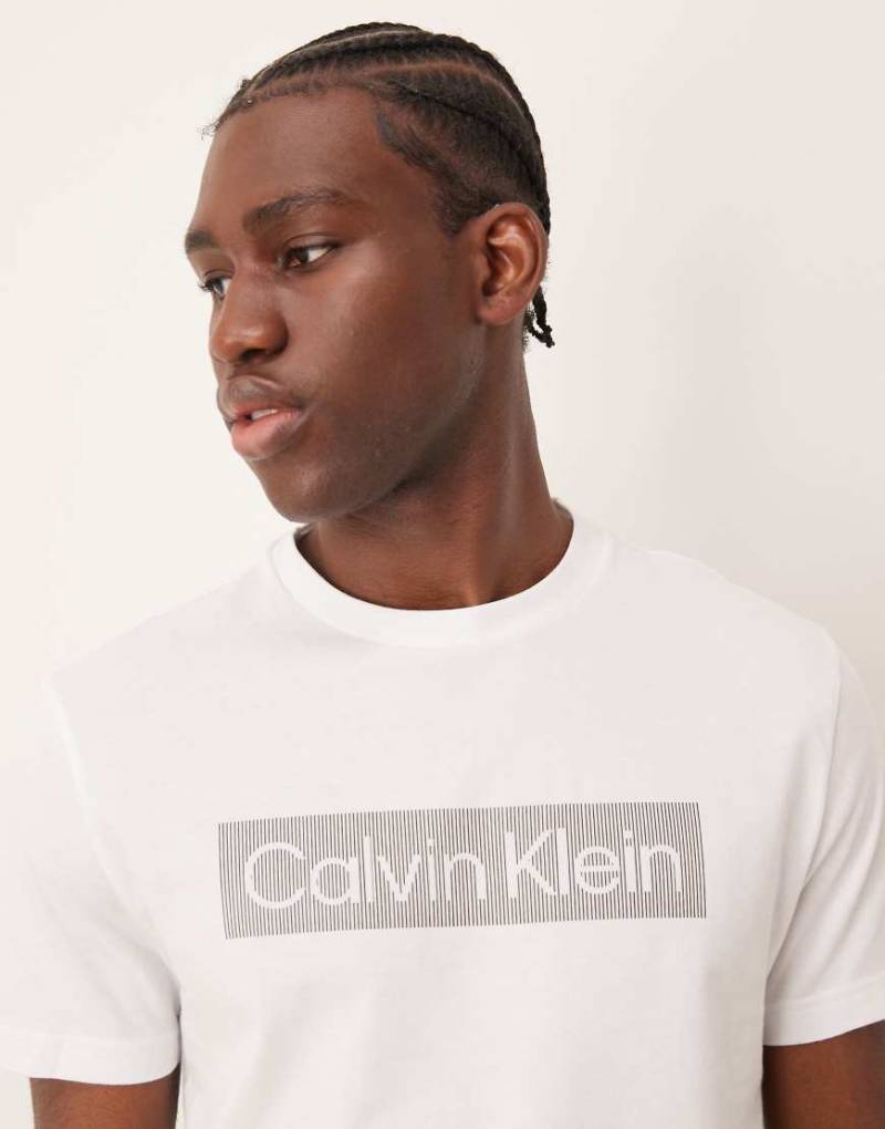 Calvin Klein - Weißes T-Shirt mit gestreiftem Box-Logo von Calvin Klein