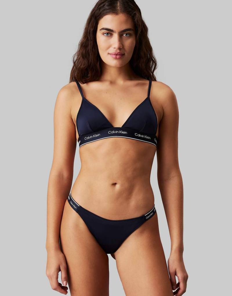 Calvin Klein - ck Meta Legacy - Bikinihose in dunklem Saphirblau mit Zierstreifen-Marineblau von Calvin Klein