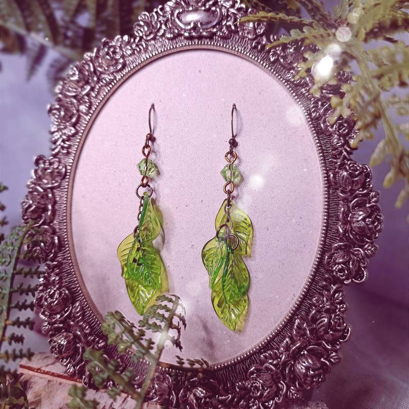 Lúthiel ~ Ohrringe Mit Kleinen Grünen Blättern Cottagecore Fairycore Whimsigoth Dark Fairy von Calyptella
