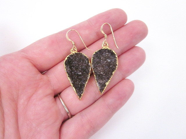 Anspruchsvolle Graue Druzy Teardrop-Ohrringe Mit Goldenen Akzenten - Funkelnder Quarzschmuck Für Damen Anspruchsvolle Graue Druzy Teardrop-Ohrringe Mit Goldenen Akzenten - Funkelnder Quarzschmuck Für Damen von CambaJewelry