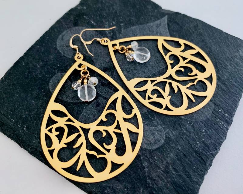 Auffällige Gold Träne Baumeln Ohrringe - Große Filigrane Quarz Perlen Schmuck Für Frauen von CambaJewelry