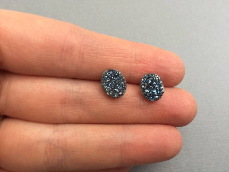 Damen Dunkelblau Oval Funkelnde Stein Ohrstecker Damen Dunkelblau Oval Funkelnde Stein Ohrstecker von CambaJewelry