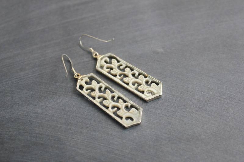 Elegante Geschnitzte Perle Filigrane Baumeln Ohrringe, Seltene Verzierte Schmuck Für Frauen Elegante Geschnitzte Perle Filigrane Baumeln Ohrringe, Seltene Verzierte Schmuck Für Frauen von CambaJewelry