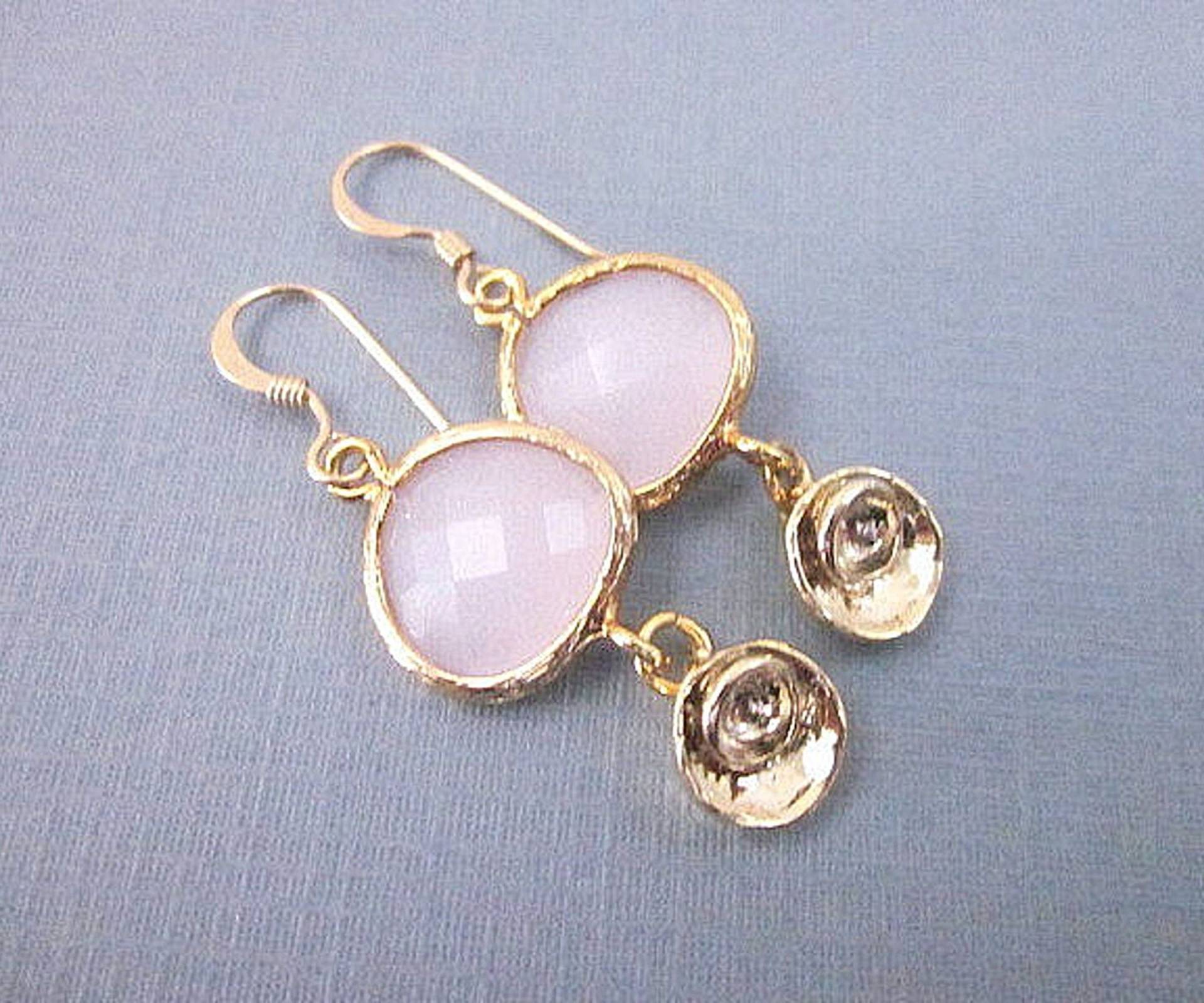 Elegante Pink & Gold Glastropfen Ohrringe Für Frauen, Dainty Charm Schmuck, Pastell Accessoire Elegante Pink & Gold Glastropfen Ohrringe Für Frauen, Dainty Charm Schmuck, Pastell Accessoire von CambaJewelry