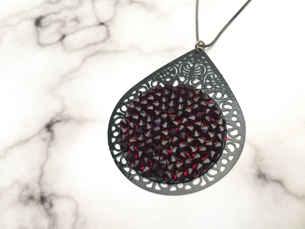 Eleganter Dunkelroter Und Schwarzer Kristalltropfenanhänger An Kettenhalskette Für Frauen Eleganter Dunkelroter Und Schwarzer Kristalltropfenanhänger An Kettenhalskette Für Frauen von CambaJewelry