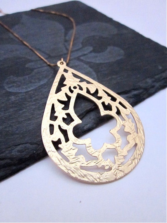 Gold Filigrane Anhänger Halskette Gehämmerte Metall Tropfen Layering Spade Gold Filigrane Anhänger Halskette Gehämmerte Metall Tropfen Layering Spade von CambaJewelry