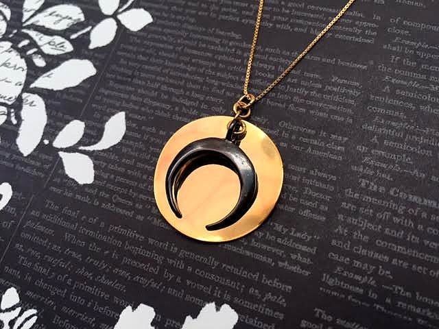 Halbmond Charm Anhänger Halskette, Frauen Schwarz & Gold Layering Schmuck, Layered Moon Eclipse Schmuck von CambaJewelry