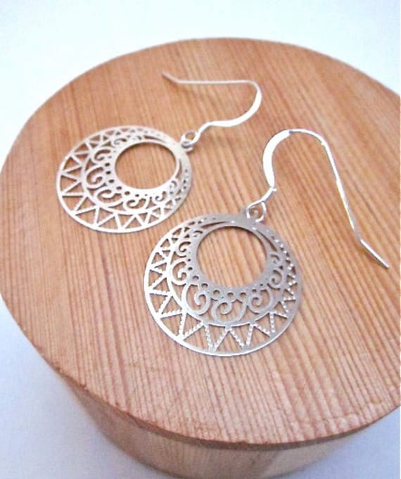 Jeden Tag Silber Filigree Hoop Ohrringe - Laser Cut Metal Go-Go Style Jeden Tag Silber Filigree Hoop Ohrringe - Laser Cut Metal Go-Go Style von CambaJewelry
