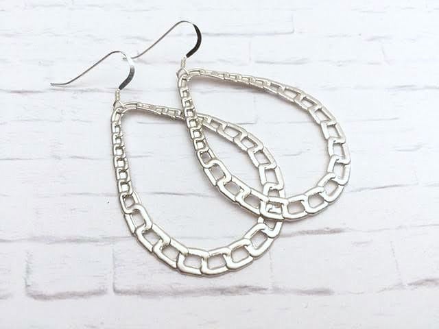 Leichte Matt Silber Ketten Ohrringe, Flache Teardrop Schmuck-Design Für Casual & Alltagskleidung Leichte Matt Silber Ketten Ohrringe, Flache Teardrop Schmuck-Design Für Casual & Alltagskleidung von CambaJewelry