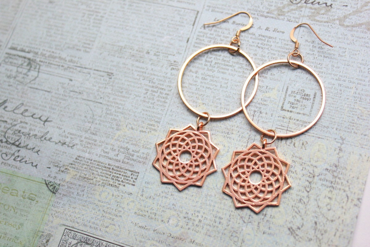 Rosegold Blume Des Lebens Ohrringe Mandala Creolen Rosegold Blume Des Lebens Ohrringe Mandala Creolen von CambaJewelry