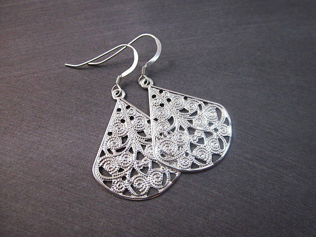 Filigrane Tropfenförmige Ohrringe Sterling Ohrdrähte Filigrane Tropfenförmige Ohrringe Sterling Ohrdrähte von CambaJewelry