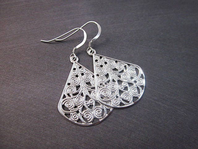 Filigrane Tropfenförmige Ohrringe Sterling Ohrdrähte Filigrane Tropfenförmige Ohrringe Sterling Ohrdrähte von CambaJewelry