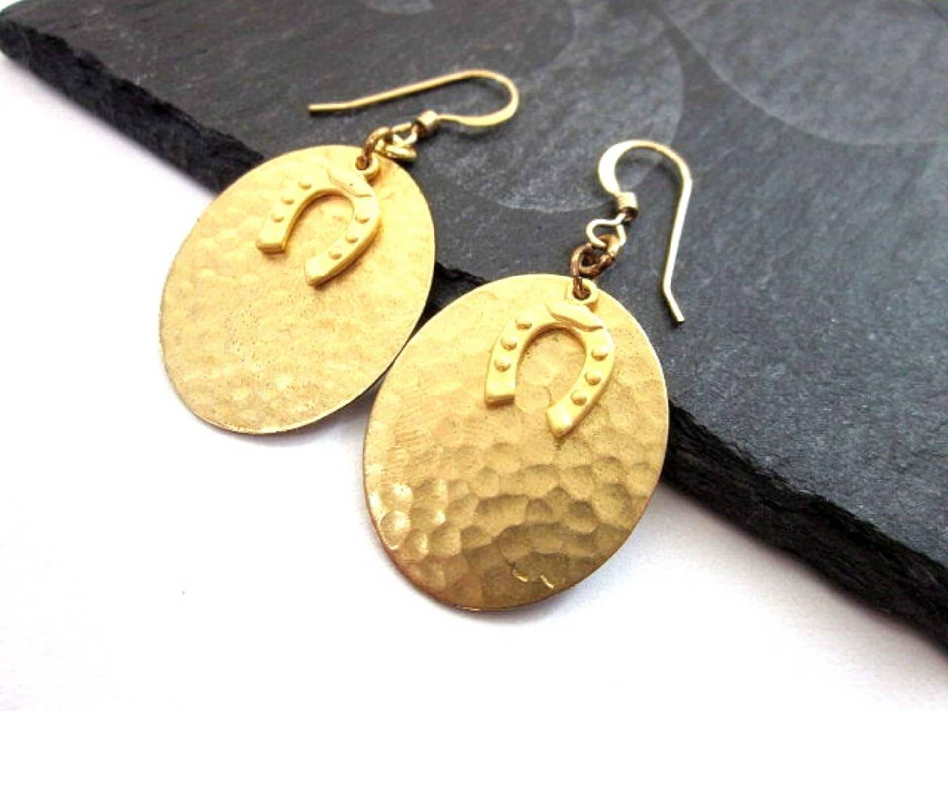 Trendy Oval Tropfen Ohrringe Mit Glück Hufeisen Charme, Frauen Gold Schmuck Geschenk von CambaJewelry