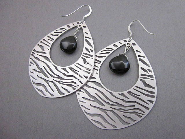 Tropfen Ohrringe Gestreifte Tierliebhaber Animal Print Zebra Große Silber Tropfen Ohrringe Gestreifte Tierliebhaber Animal Print Zebra Große Silber von CambaJewelry