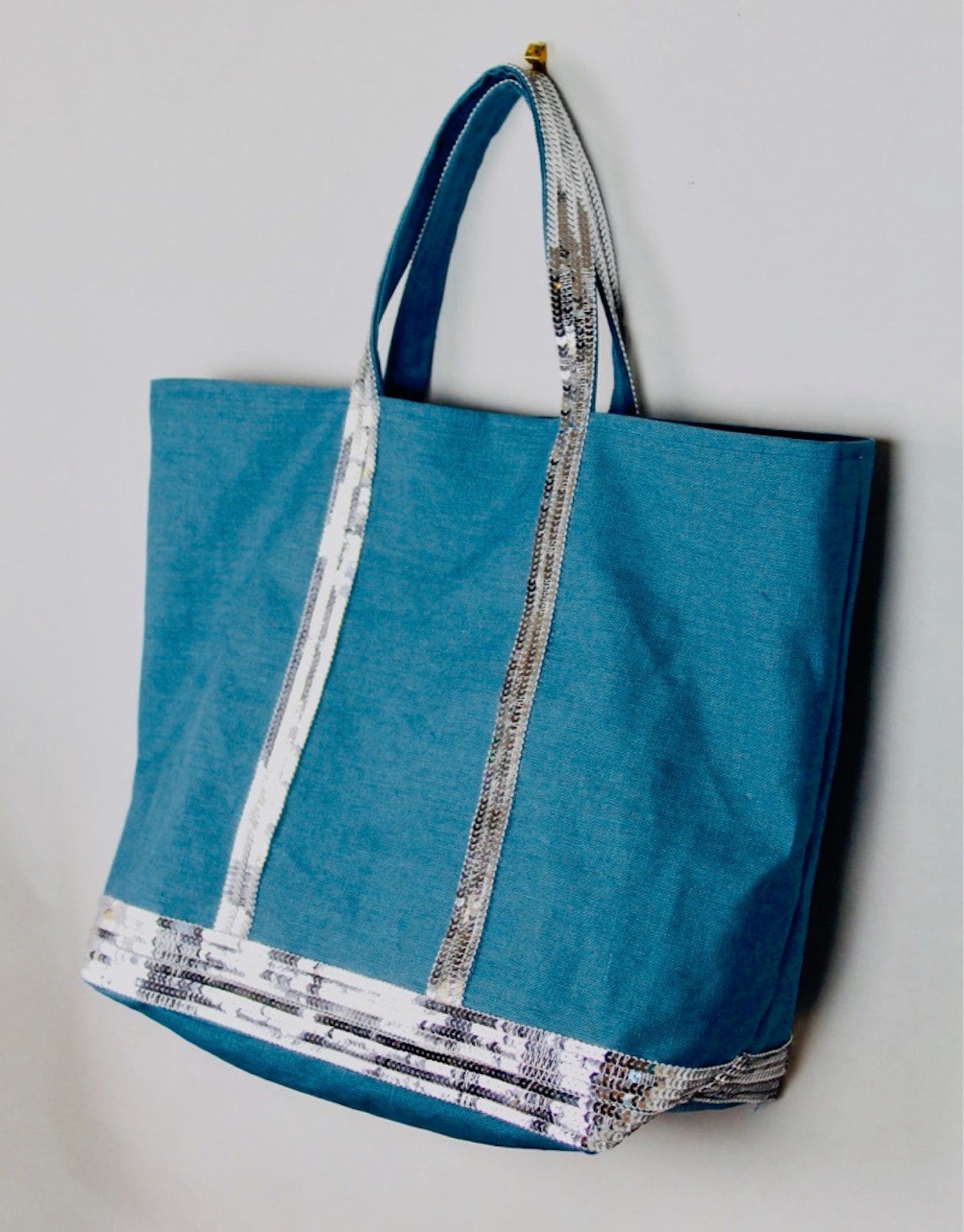 Tragetasche Aus Beschichtetem Leinen in Entenblau Mit Silbernen Pailletten Tragetasche Aus Beschichtetem Leinen in Entenblau Mit Silbernen Pailletten von Cameliaforeverbags