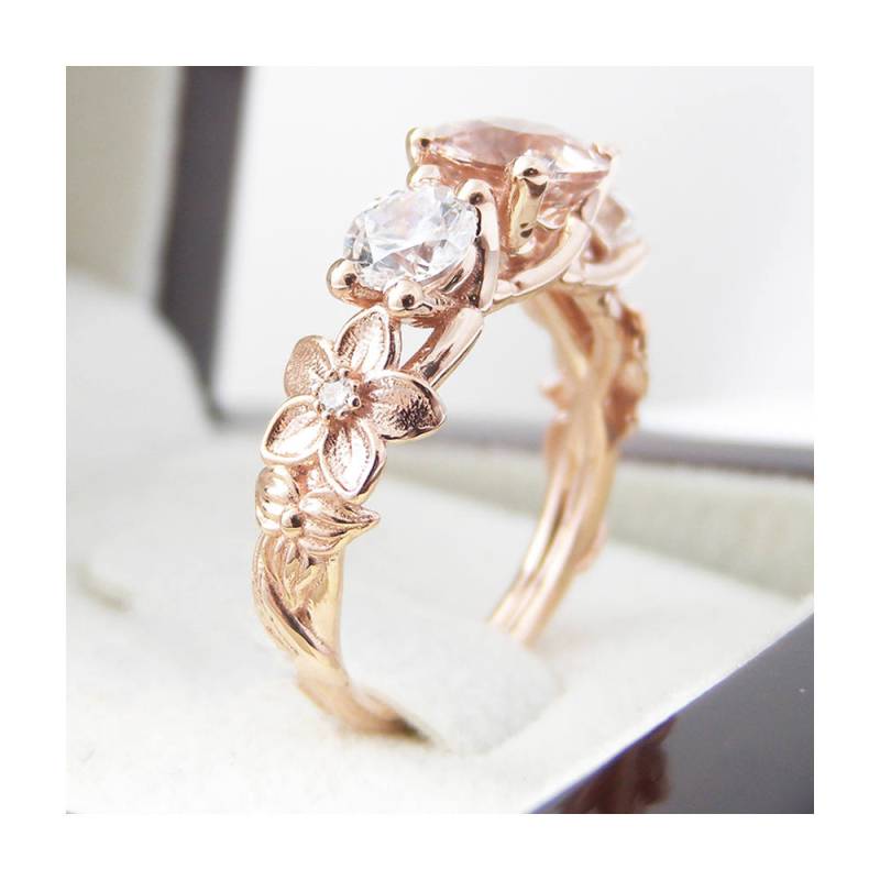 Drei Stein Morganit & Moissanit Verlobungsring 14K Rose Gold Blume Design Ring von CamelliaJewelry