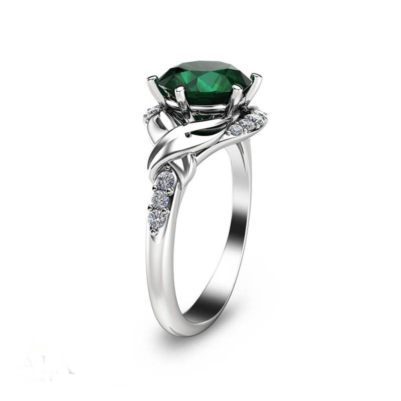 Natürlicher Smaragd-Ehering 14K Weißgold-Blattband, Diamant-Akzente von CamelliaJewelry