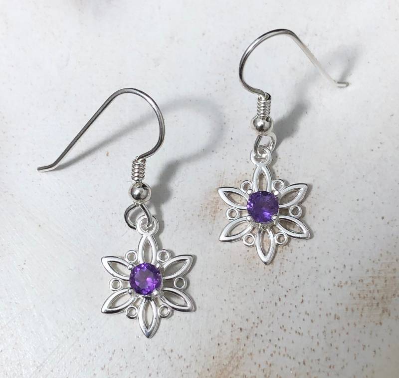 Zierliche Sterling Silber Schneeflocke Ohrringe Amethyst Winter Schmuck von Camias