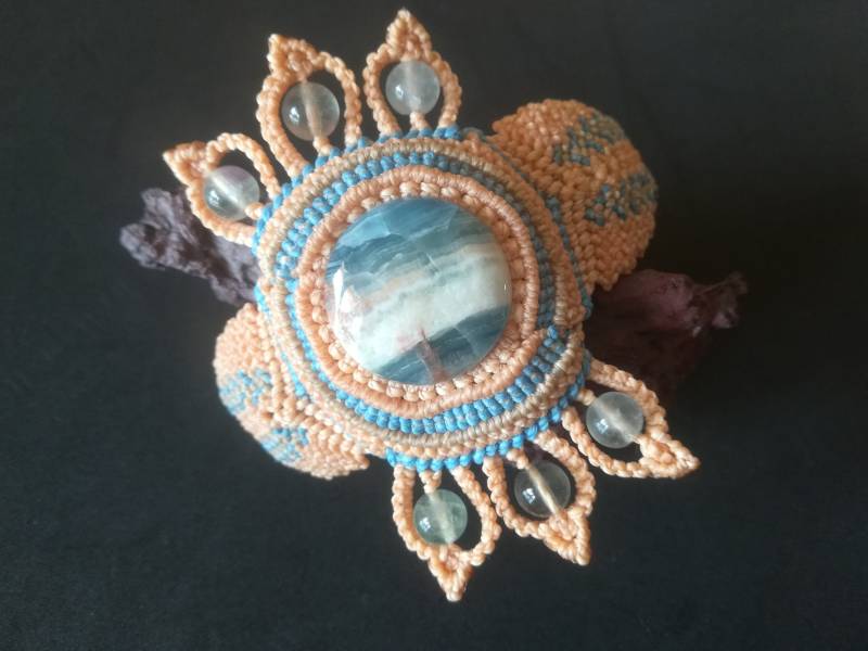 Armband Aus Makrame Mit Calcite Blau von CamilacreationsCH