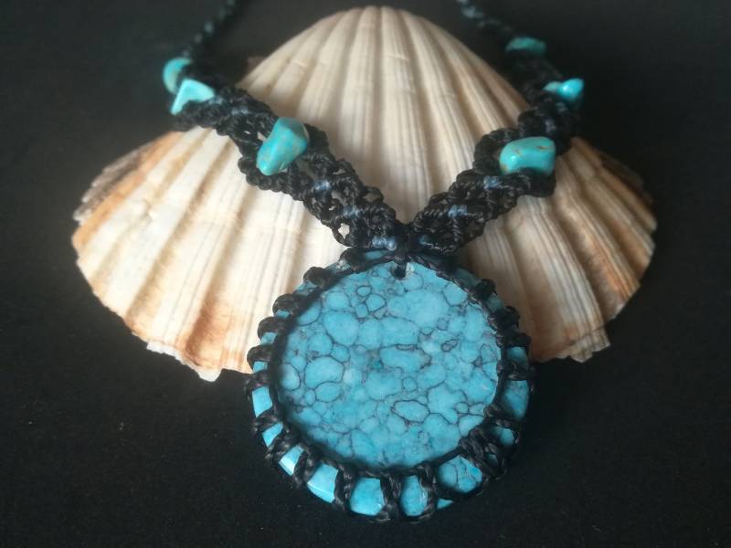 Halskette Aus Makrame Mit Rekonstruiertem Turquoise von CamilacreationsCH