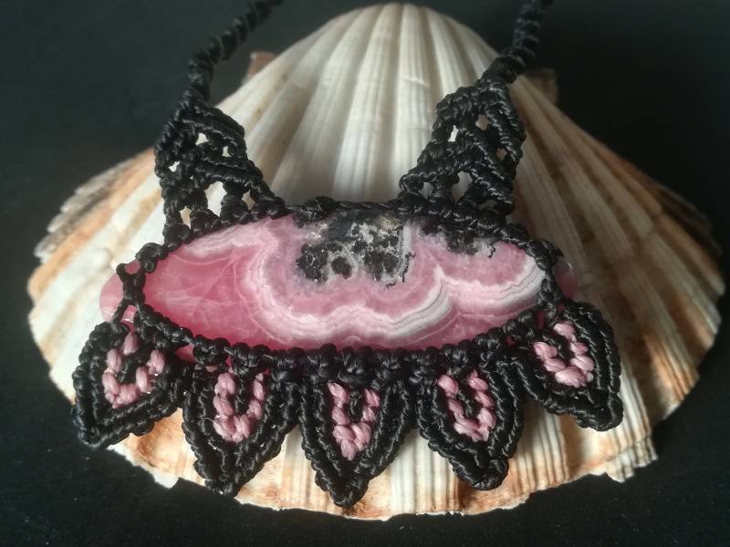 Halskette Aus Makrame Mit Rhodochrosite Halskette Aus Makrame Mit Rhodochrosite von CamilacreationsCH