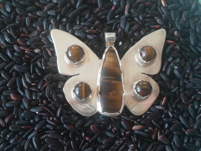 Silber Schmetterling Anhänger Mit Tigerauge Silber Schmetterling Anhänger Mit Tigerauge von CamilacreationsCH