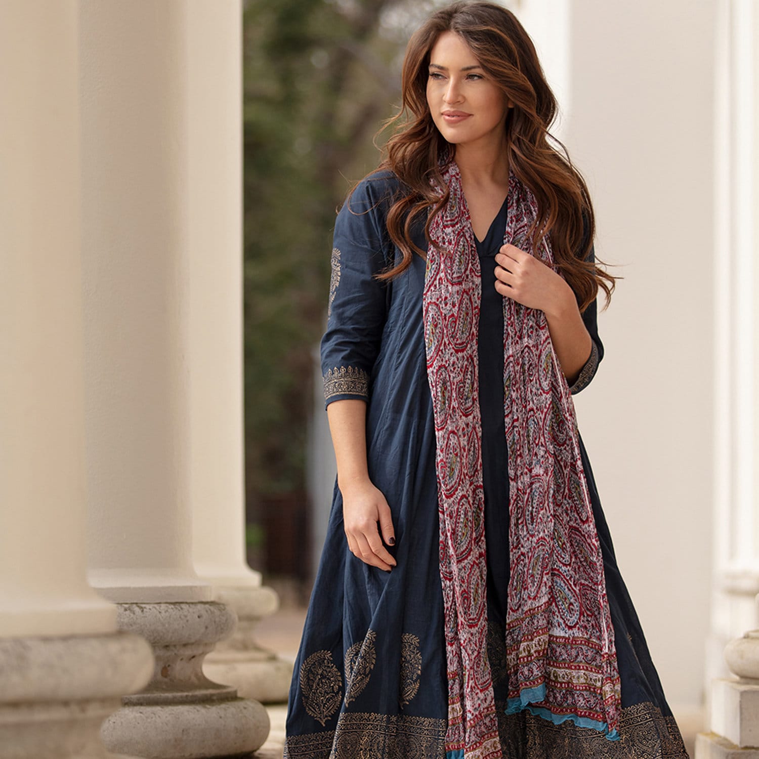 Chiffon Schal - Weicher Viskose Chiffon, Blockprint, Geschenk Für Sie, Off White Mit Rot Und Türkis von CamillaCostello