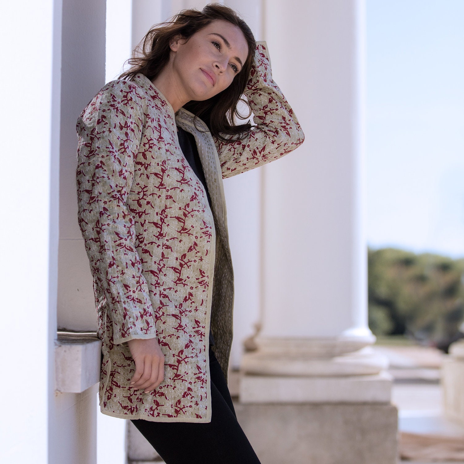 Sale Blattjacke Langer Stil - Helles Olivgrün Mit Weinrotem Und Weißem Blattmuster von CamillaCostello