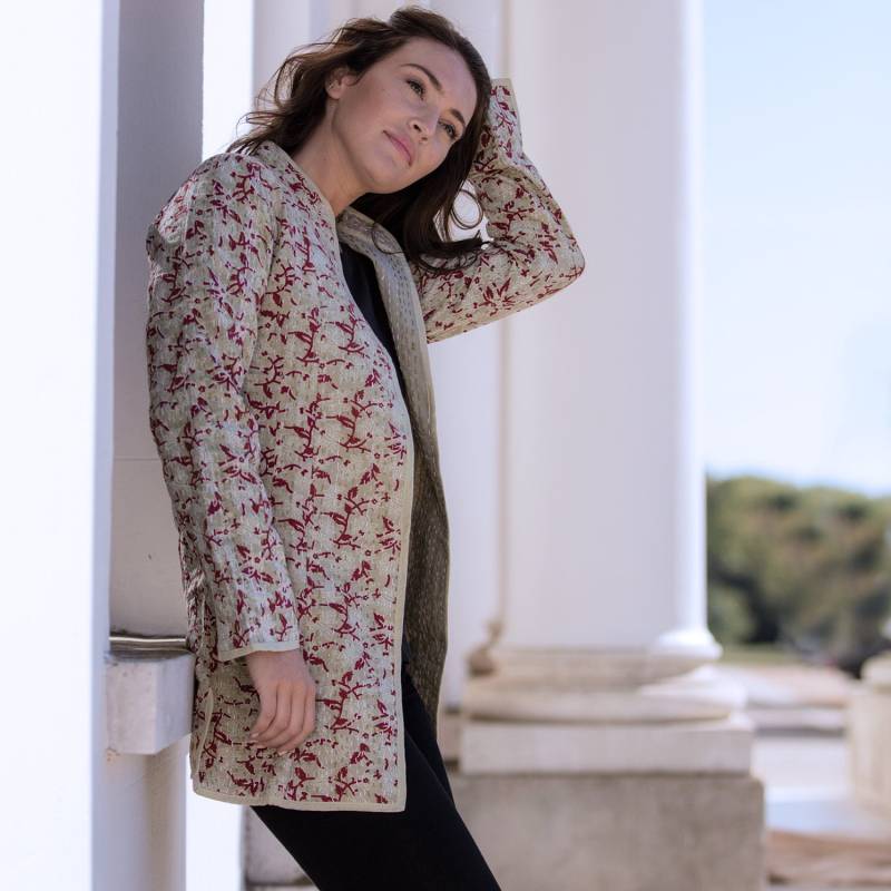 Sale Blattjacke Langer Stil - Helles Olivgrün Mit Weinrotem Und Weißem Blattmuster Sale Blattjacke Langer Stil - Helles Olivgrün Mit Weinrotem Und Weißem Blattmuster von CamillaCostello