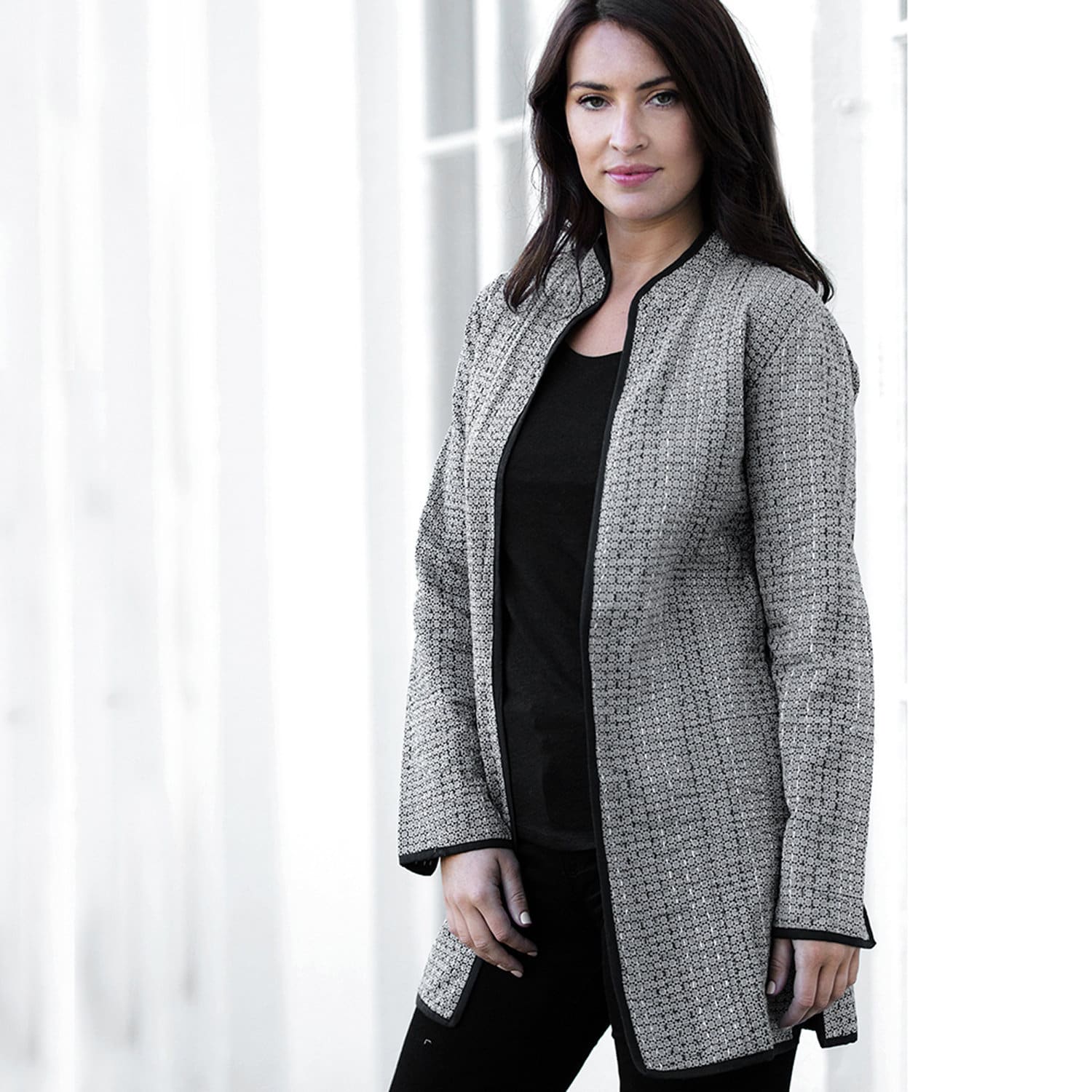 Sale Jacke Langer Stil - Kleines Schwarzes Design Auf Hellgrauer Jacke von CamillaCostello