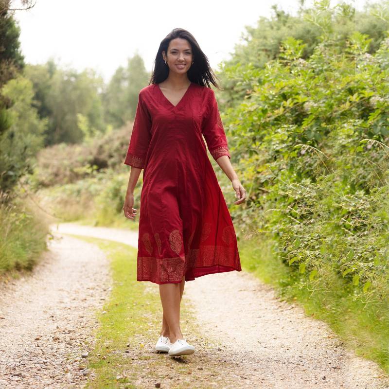 Sale Sattyam Kleid - Tiefes Rot Mit Goldrand 100% Baumwolle von CamillaCostello