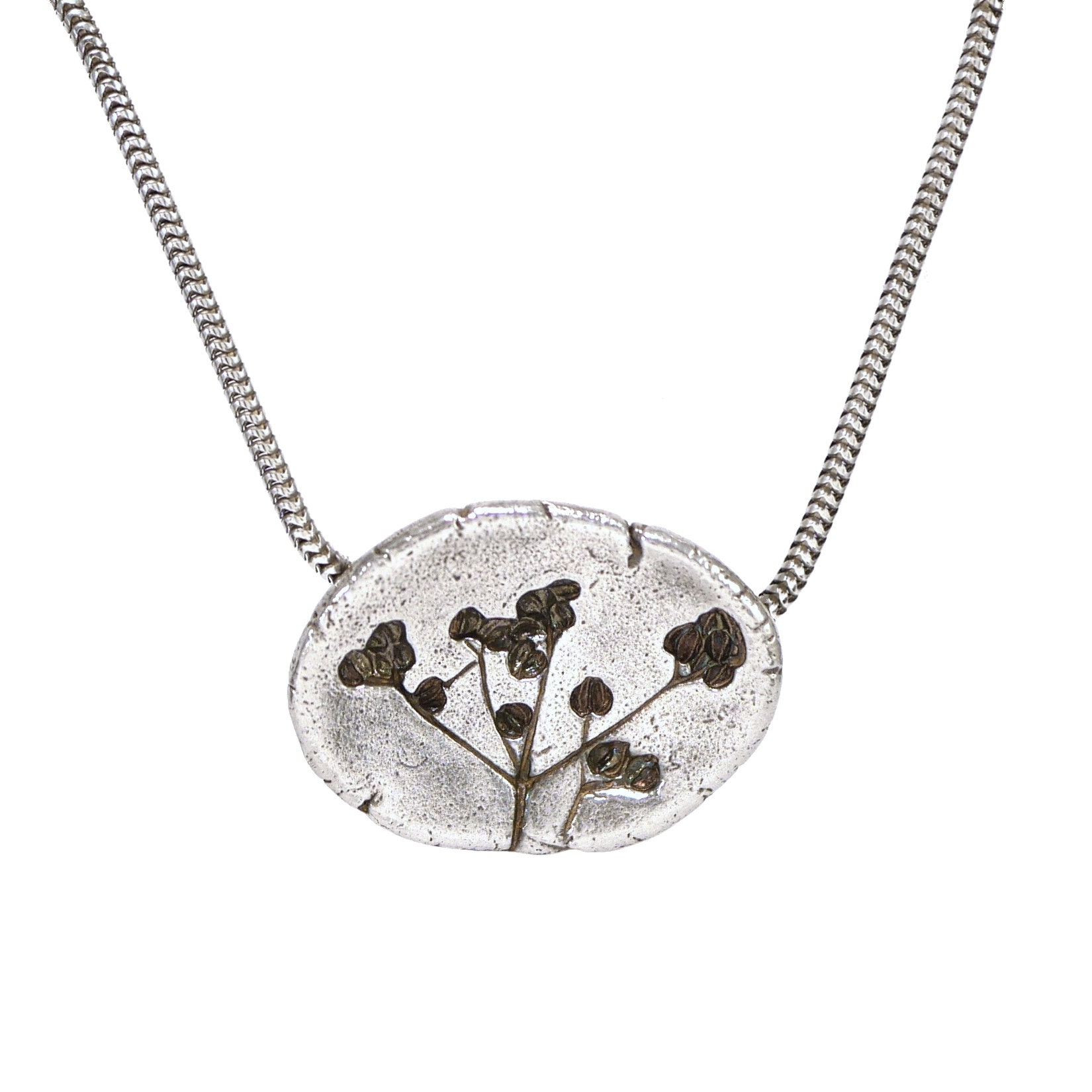 Sterling Silber Halskette Anhänger Gepunzten Konkaven Stein Petersilie Wildblumen Kernkopf Natur Bio Sterling Silber Halskette Anhänger Gepunzten Konkaven Stein Petersilie Wildblumen Kernkopf Natur Bio von CamillaWestJewellery