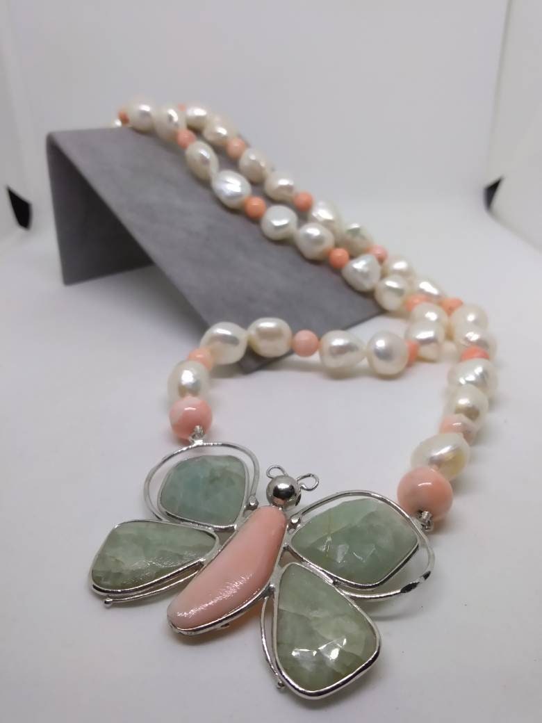 Perlenkette Mit Schmetterling Aus Edelsteinen Perlenkette Mit Schmetterling Aus Edelsteinen von Cammeoshop