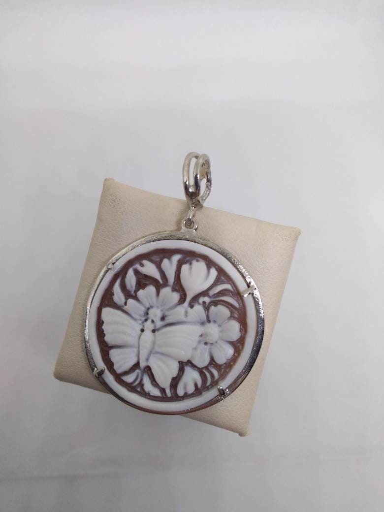 Silberanhänger Mit Cameo-Blumen Und Schmetterling Silberanhänger Mit Cameo-Blumen Und Schmetterling von Cammeoshop