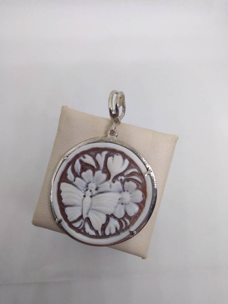 Silberanhänger Mit Cameo-Blumen Und Schmetterling Silberanhänger Mit Cameo-Blumen Und Schmetterling von Cammeoshop